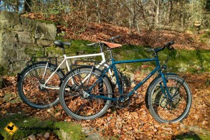 Unsere Schmuckstücke: Eines elfenbeinfarben, das andere stahlblau.