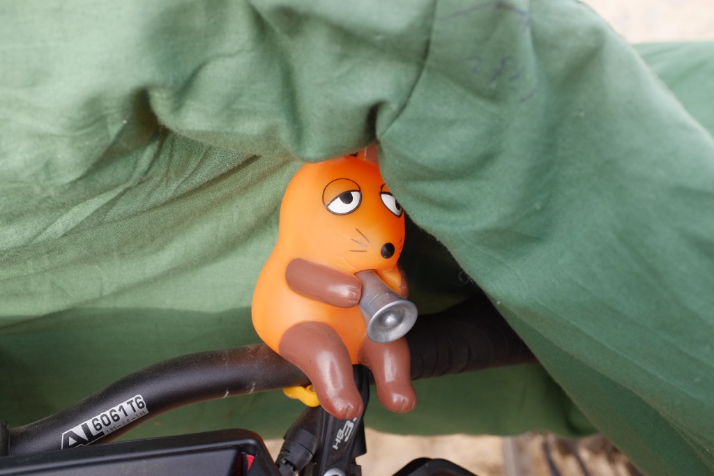 Die Maus unter einer Decke