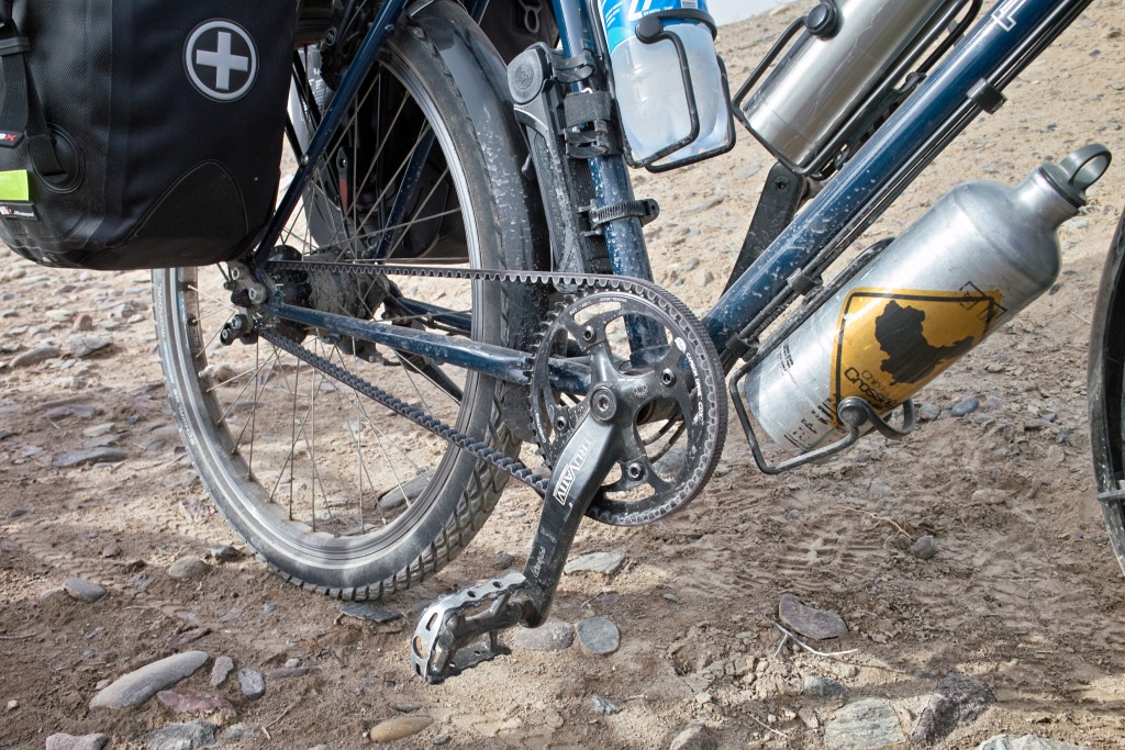 Gates Carbon Drive in der Wüste Taklamakan