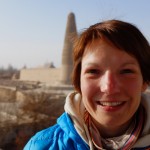 Chinacrossing vor dem Emin Minarett in Turpan
