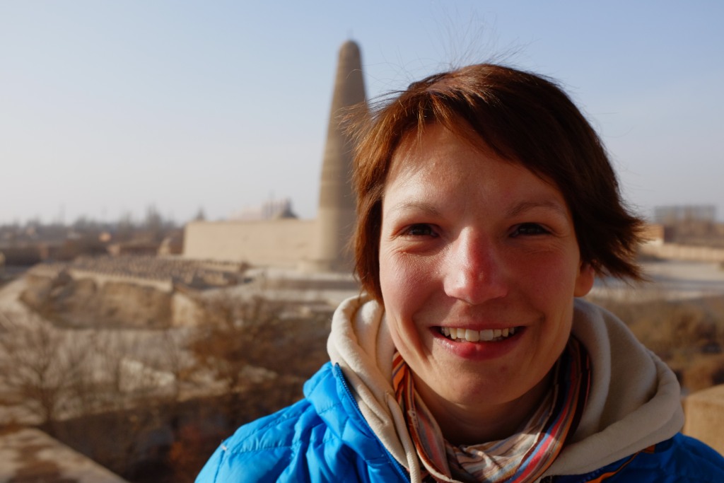 Chinacrossing vor dem Emin Minarett in Turpan