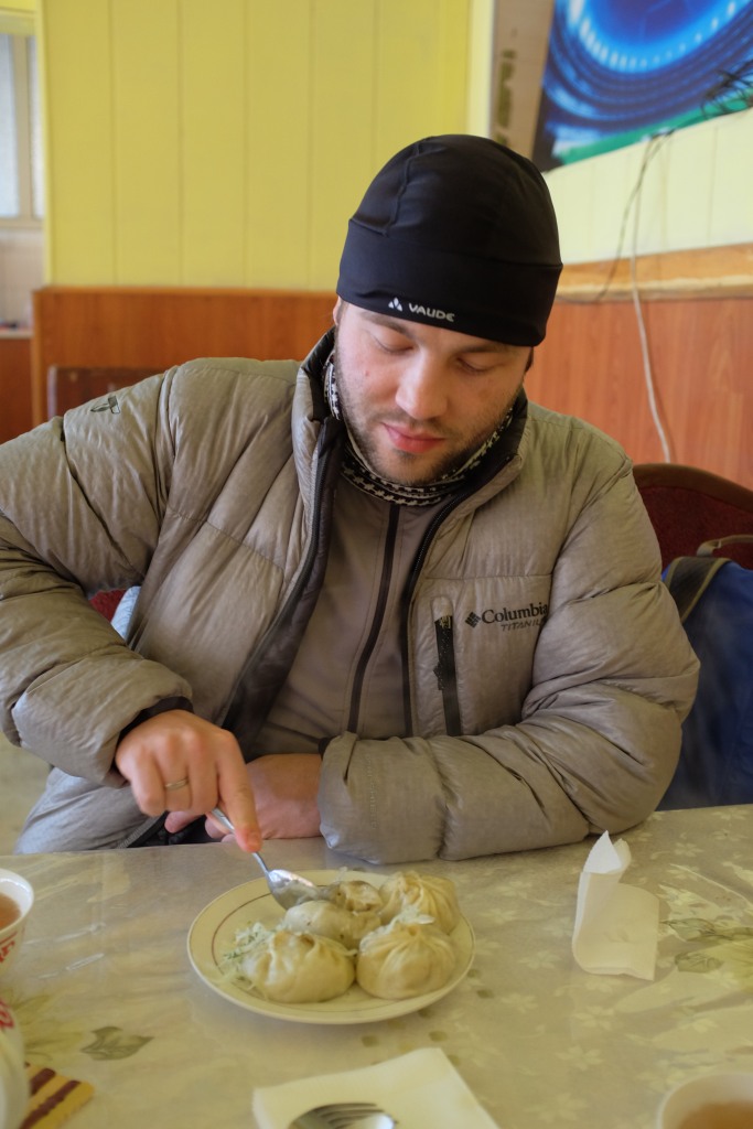 Essen in der Daunenjacke