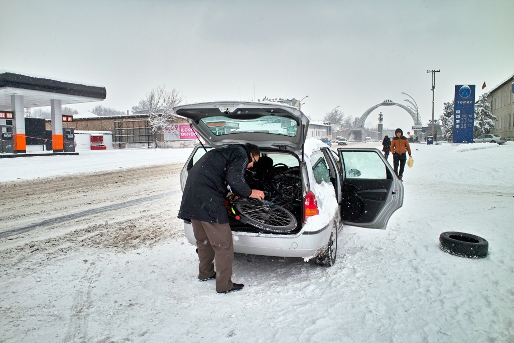 Die Räder fahren Taxi, wir nehmen den Bus.