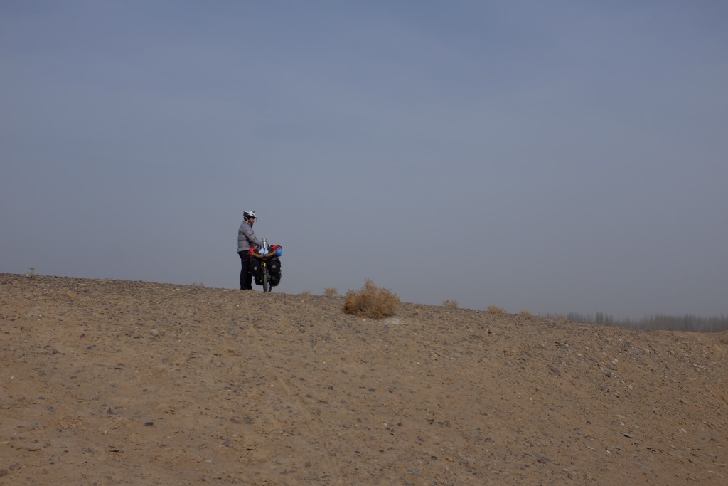 Fahrräder schieben in der Taklamakan