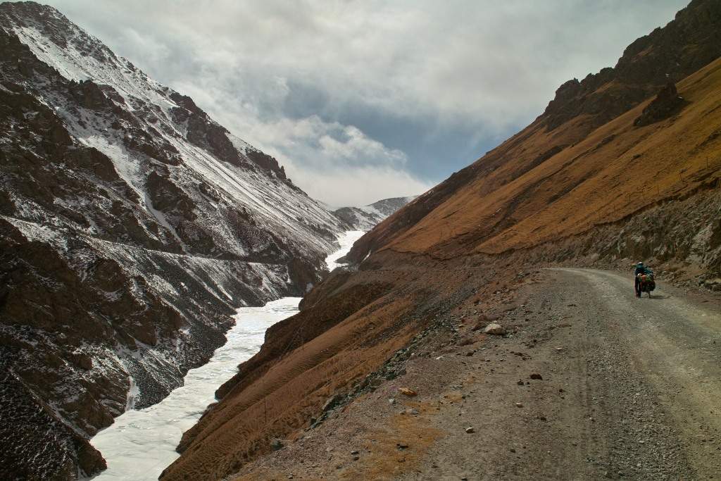 Die Landschaft wird immer schroffer.