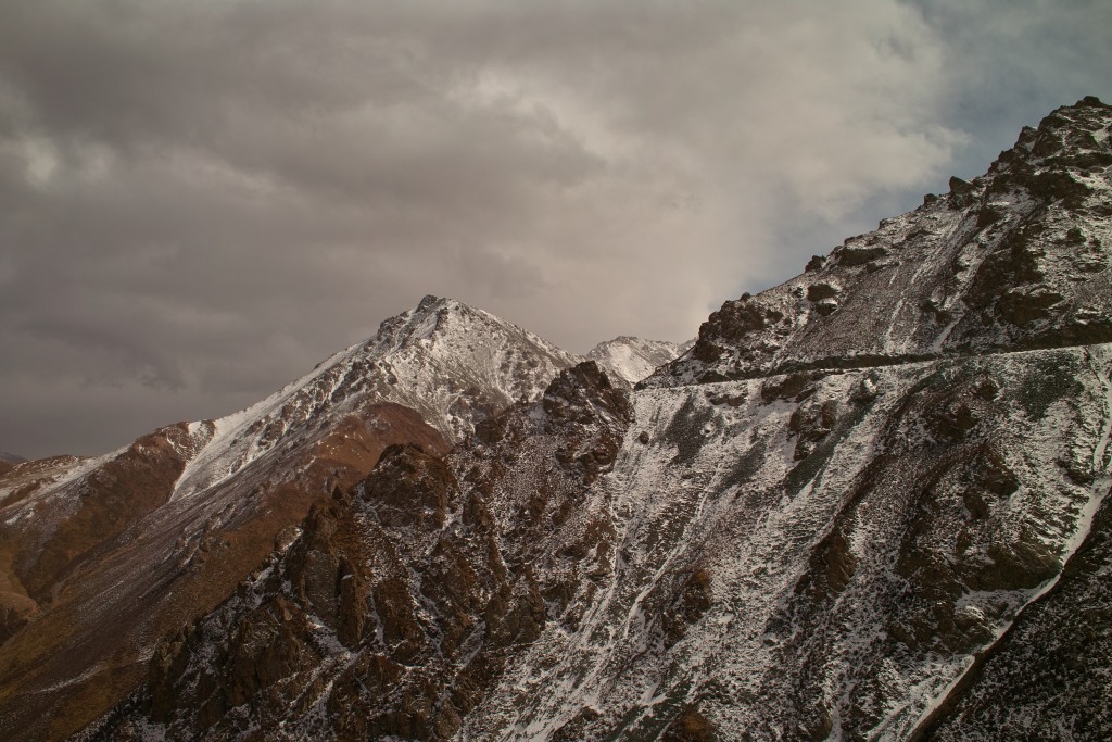 Der Pass: In Fels und Eis gehauen.