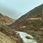 Eis und Schnee im Flusstal.