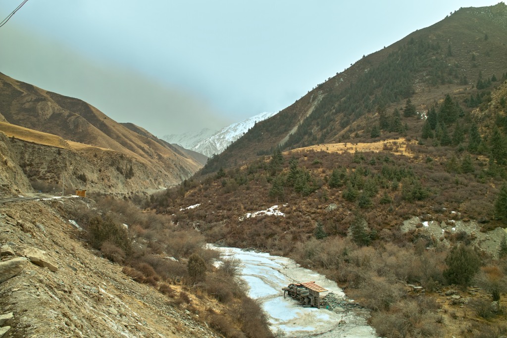 Eis und Schnee im Flusstal.