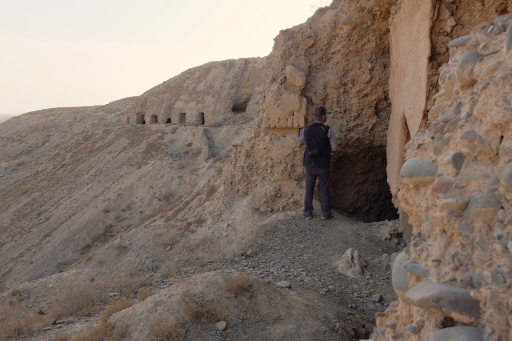 Durch den Tunnel zu weiteren Grotten