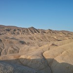 Sonnenaufgang über den Wüstenbergen