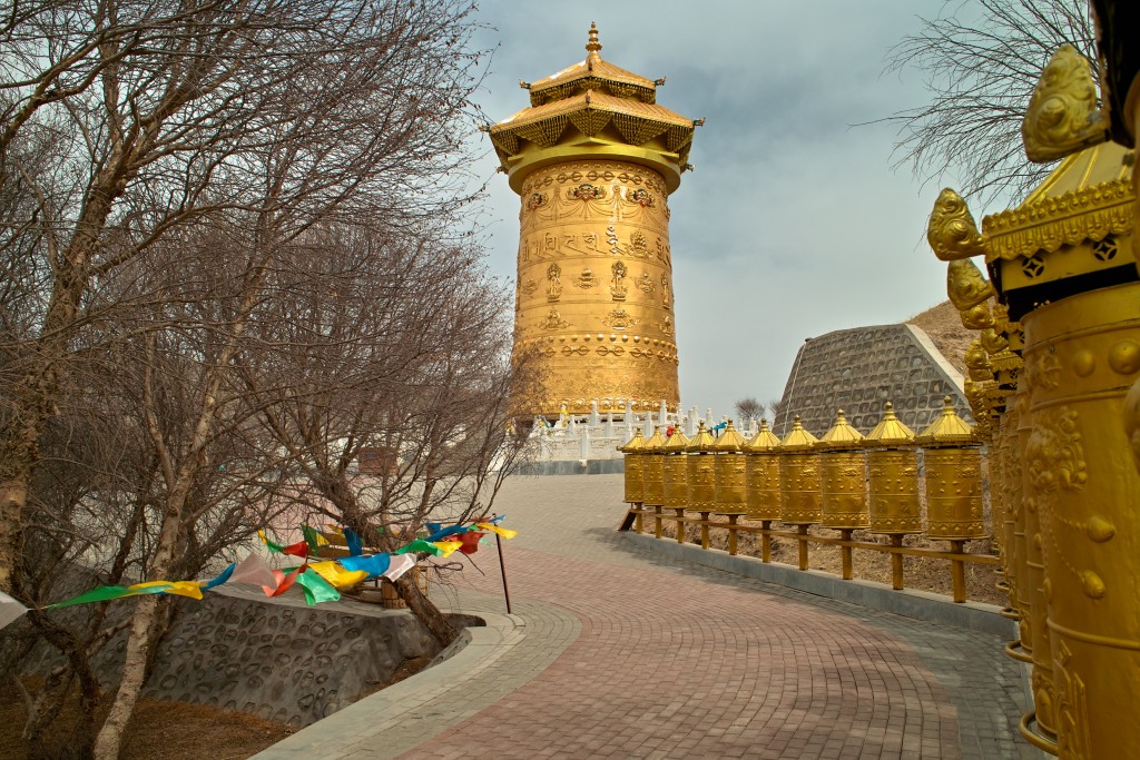Die größte Gebetsmühle der Welt in Sunan, Gansu