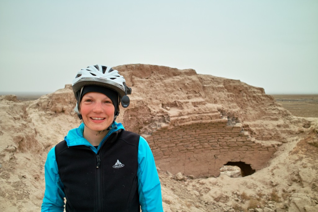 Mellie in den Ruinen einer alten Ziegelbrennerei