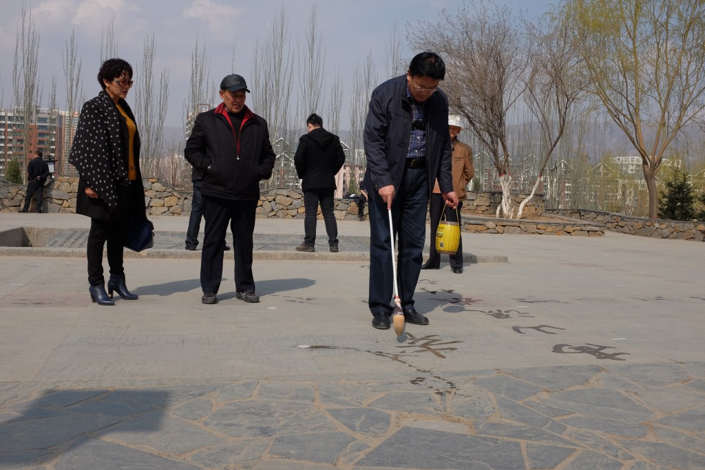 Ein Kalligraph im Park