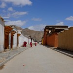 Straßenszene aus dem Klosterkomplex.