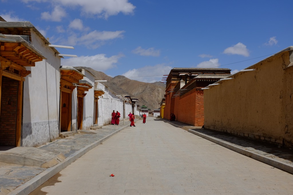 Straßenszene aus dem Klosterkomplex.