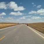 Schnurgerade Straßen durch die Grasebenen