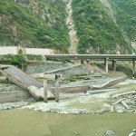 Zerstörte Straße und Autobahn direkt nebeneinander.