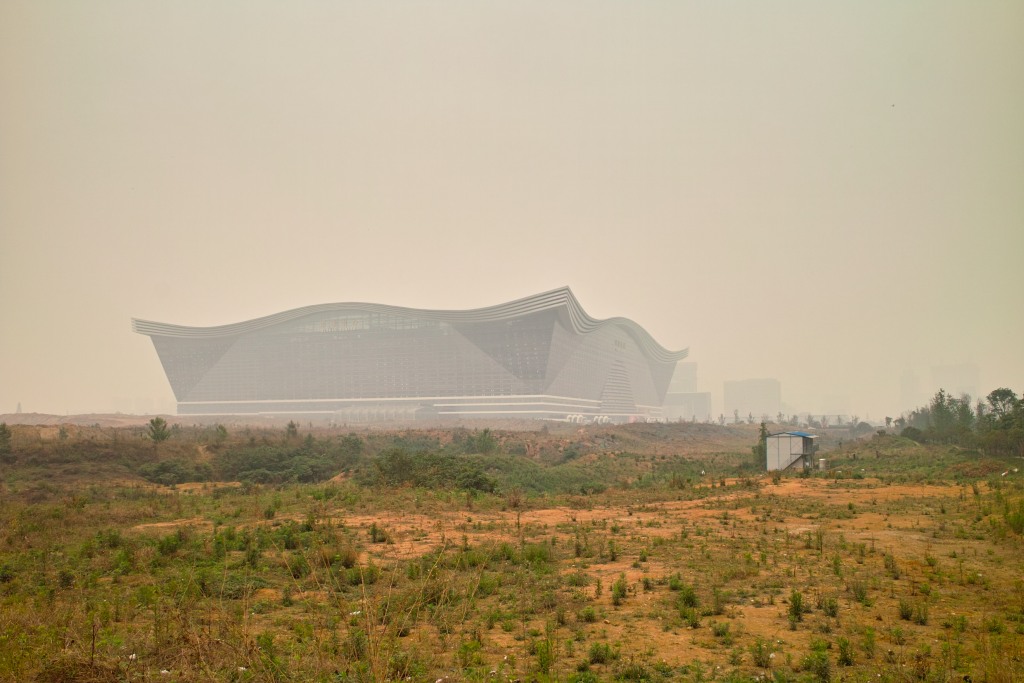 Global Center in Chengdu im Smog