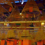 Räucherspiralen im Man Moh Tempel.