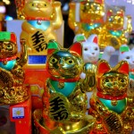 Goldene Katzen winken den Reichtum heran.