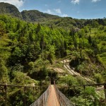 rostige Hängebrücke zur Plantage
