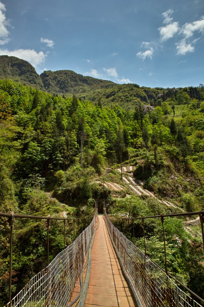 rostige Hängebrücke zur Plantage