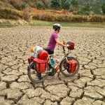 Über einen ausgetrockneten See zum Zeltplatz.