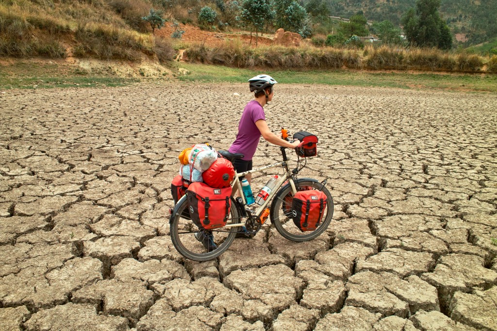 Über einen ausgetrockneten See zum Zeltplatz.