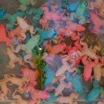 Der Renner: Bunte gefärbte Frösche