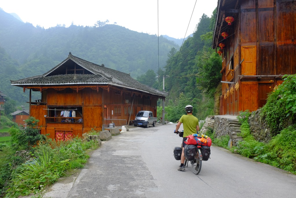 Miao-Dörfer entlang des Weges