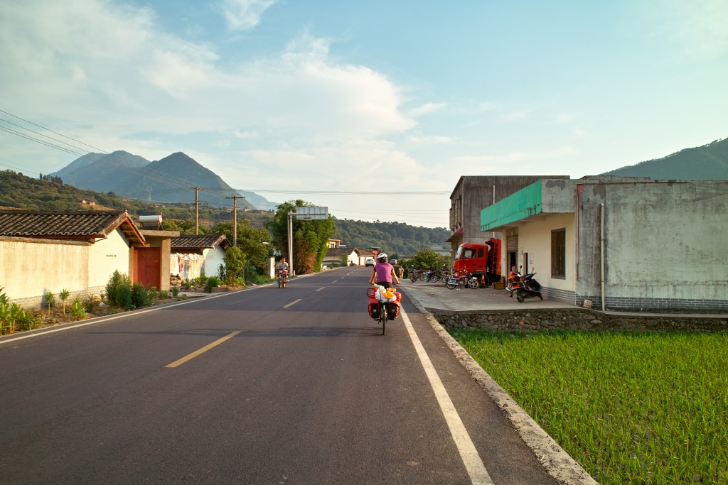 Dörfer entlang der Straße.